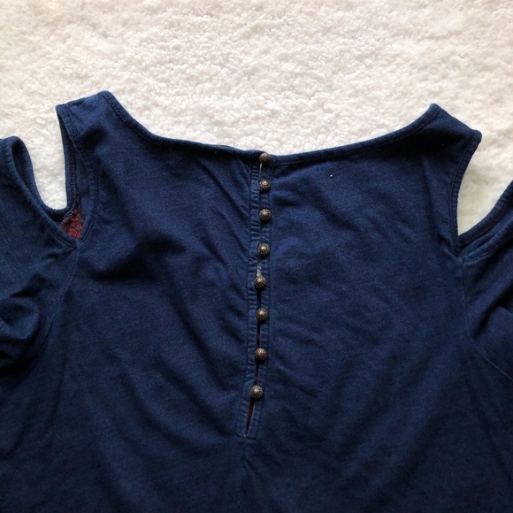 Lucky Brand Embroidered Cold Shoulder Top - Picture 7 of 9